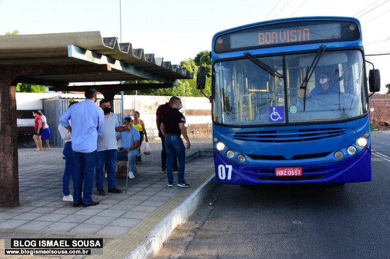 Moradores comemoram a chegada de ônibus no bairro Aeroporto em Mossoró