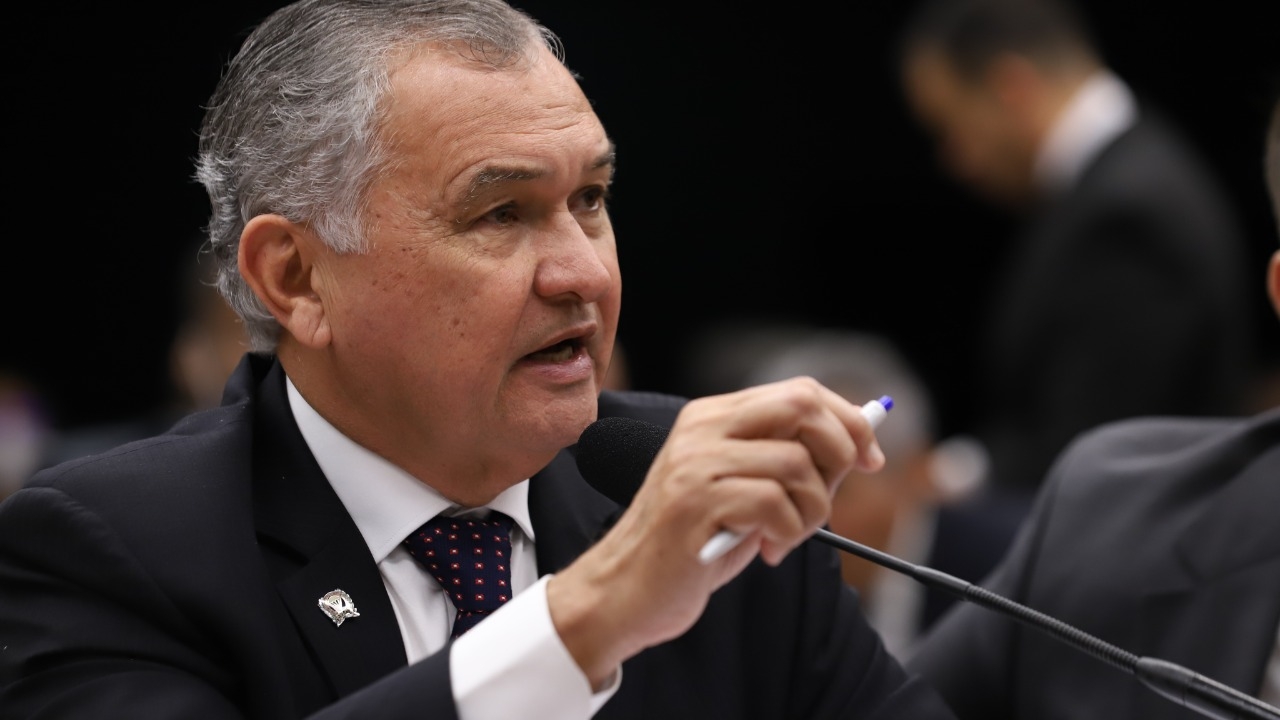 General Girão assina PEC que acaba com farra do BNDES