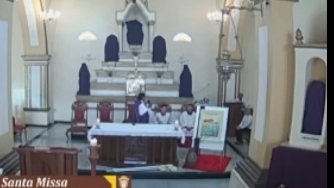 VÍDEO: Padre usa missa para criticar governadora e deputados sobre situação das estradas em São Miguel 