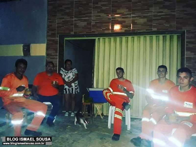 Moradora oferece lanche para garis que recolhem lixo no bairro Santo AntÃ´nio