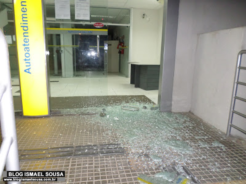AgÃªncias bancÃ¡rias sÃ£o alvos de criminosos durante a madrugada em CaraÃºbas