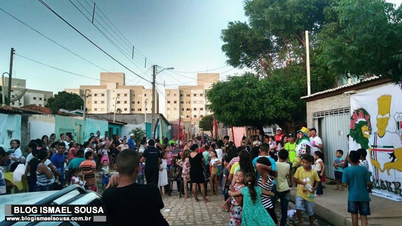 Torcida organizada do BaraÃºnas promove festa do Dia das CrianÃ§as no Quixabeirinha