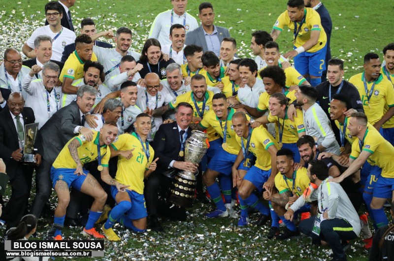 Bolsonaro rouba a cena, levanta a taÃ§a e Ã© chamado de "Mito" por jogadores