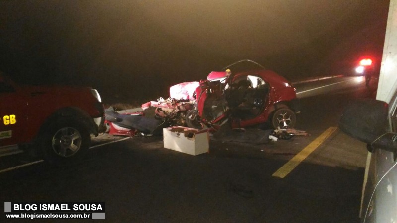 Acidente entre carro e Ã´nibus de sacoleiros deixa dois mortos na BR-304