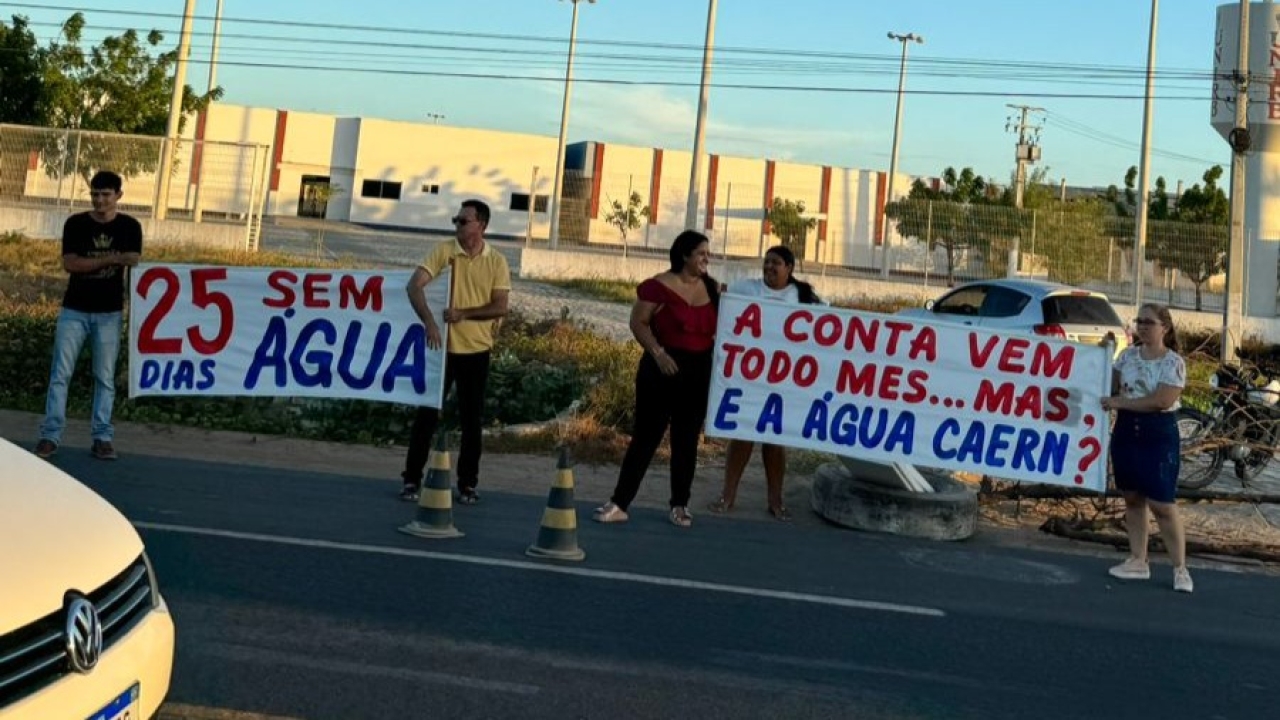 Moradores do Parque Universitário realizam protesto contra a Caern