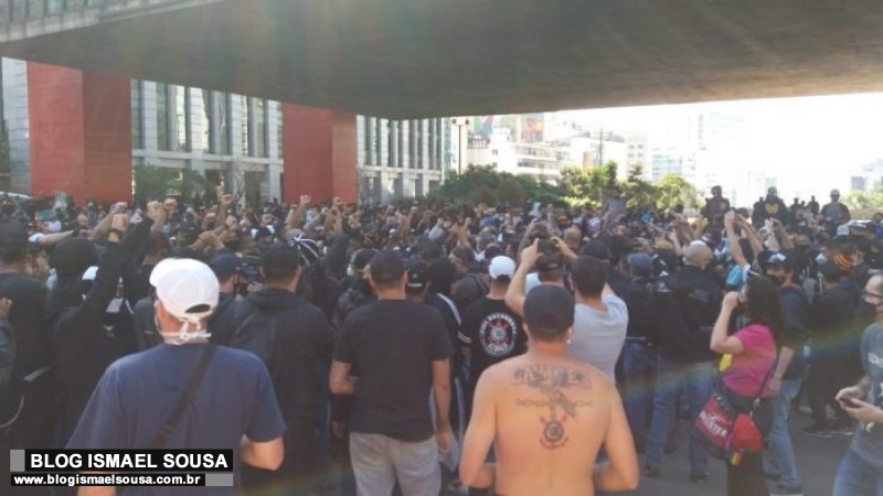 ManifestaÃ§Ã£o de torcidas organizadas por "democracia" termina em confronto com a PM em SP