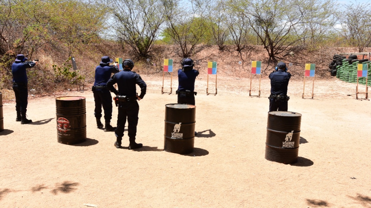 Guardas municipais concluem curso de tiro e comemoram porte institucional