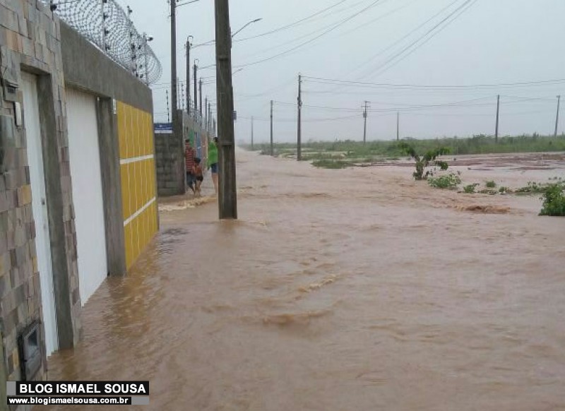 Defesa Civil aciona construtora para resolver problema de alagamento no Nova MossorÃ³
