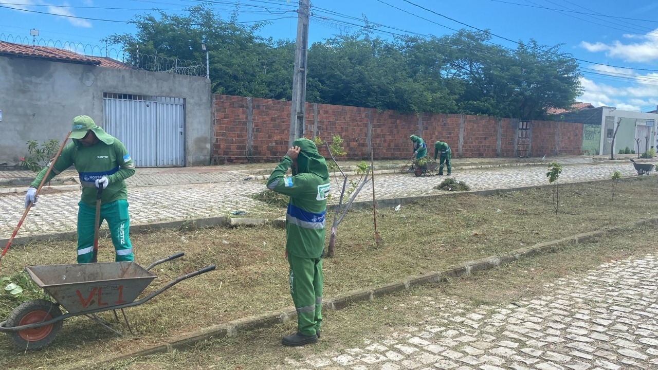 Prefeitura realiza mutirão de limpeza em três bairros de Mossoró