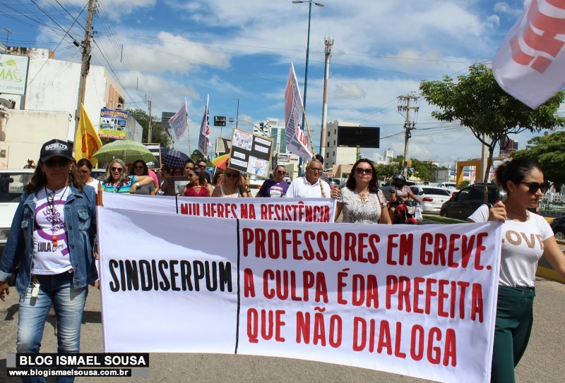 Cerca de 5 mil alunos fora das salas de aula por conta da greve dos professores