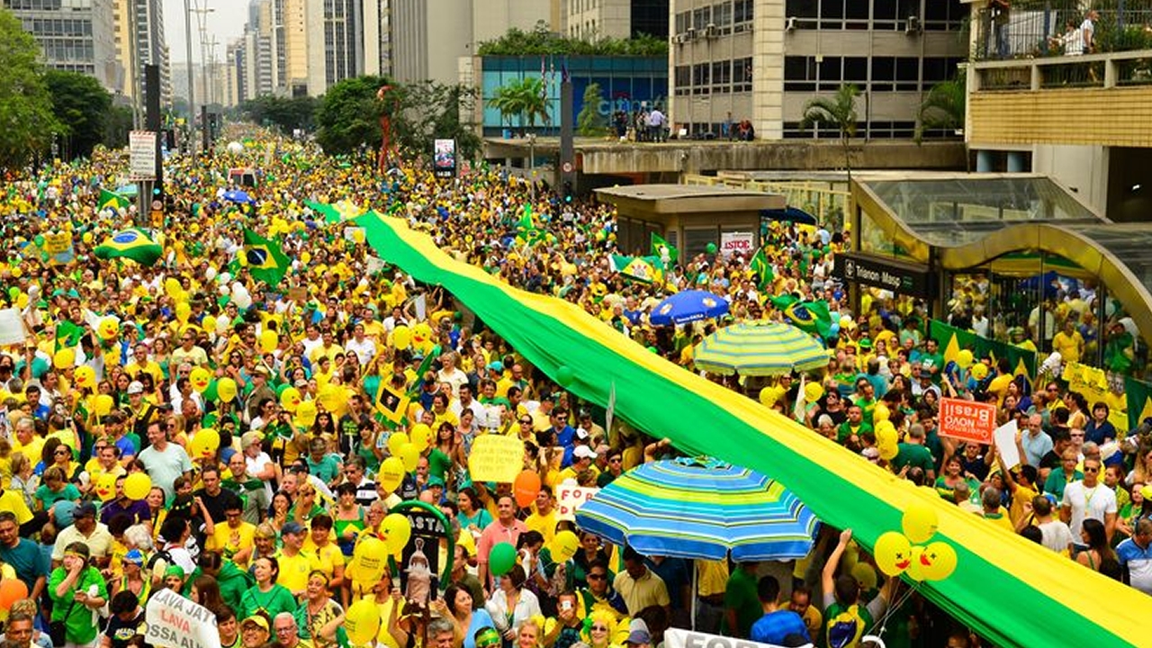 35% se identificam com direita e 22%, com esquerda, diz Datafolha
