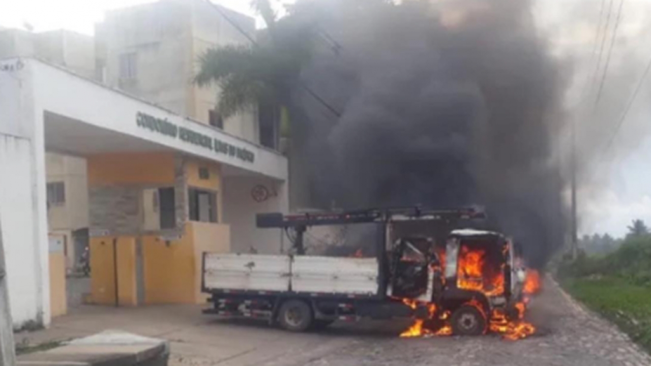 Caminhões da Cosern incendiados e delegacia metralhada; o caos continua no RN