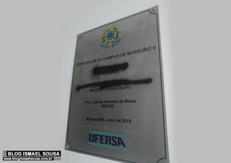 Nomes de Bolsonaro e do ministro da EducaÃ§Ã£o sÃ£o pichados em placa na Ufersa