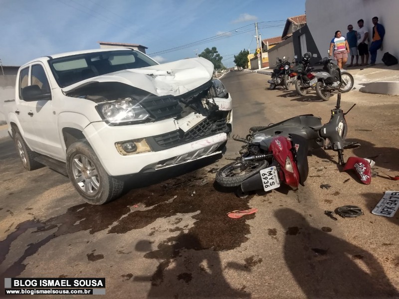Casal fica ferido apÃ³s colisÃ£o entre carro e moto na Nova MossorÃ³