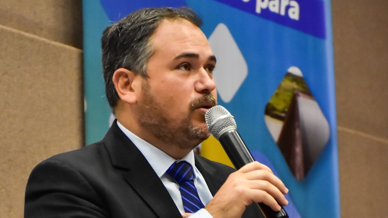 Beto apresenta projeto que aborda armazenamento de energia elétrica no Brasil