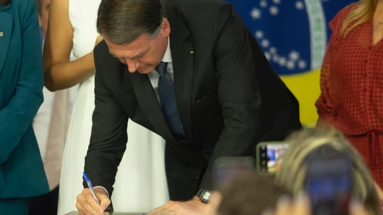 Bolsonaro sanciona piso salarial de R$ 4,7 mil para enfermeiros