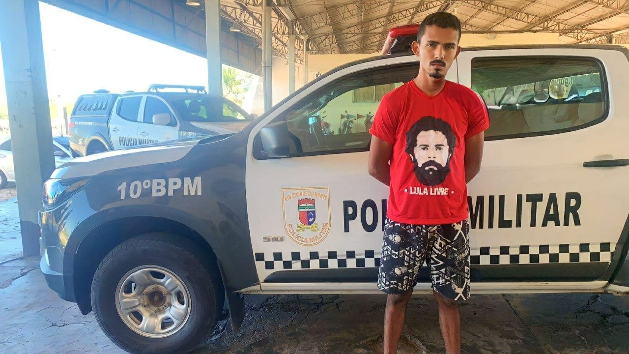 Com camisa 'Lula Livre', homem é preso com mais de 3kg de drogas em Assú (RN)