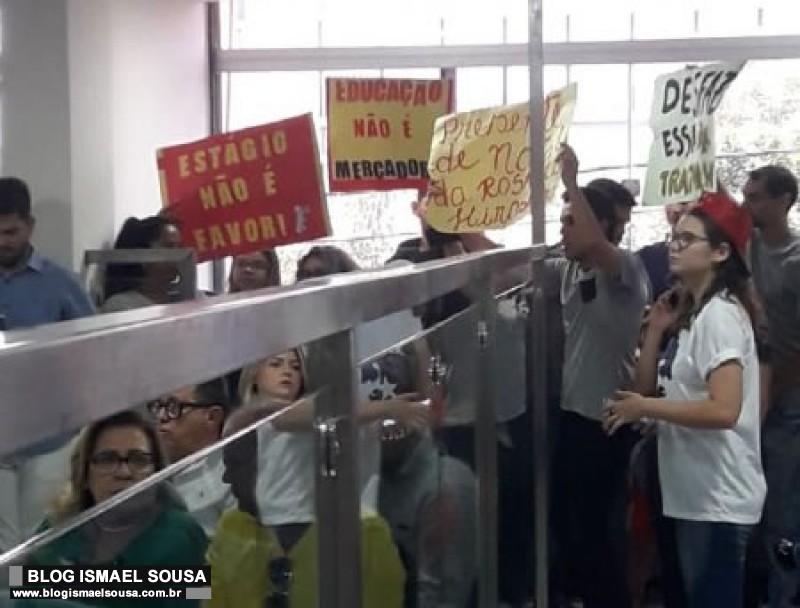 Posse da Mesa Diretoria da CMM Ã© mercada por protesto de estagiÃ¡rios contra a prefeita