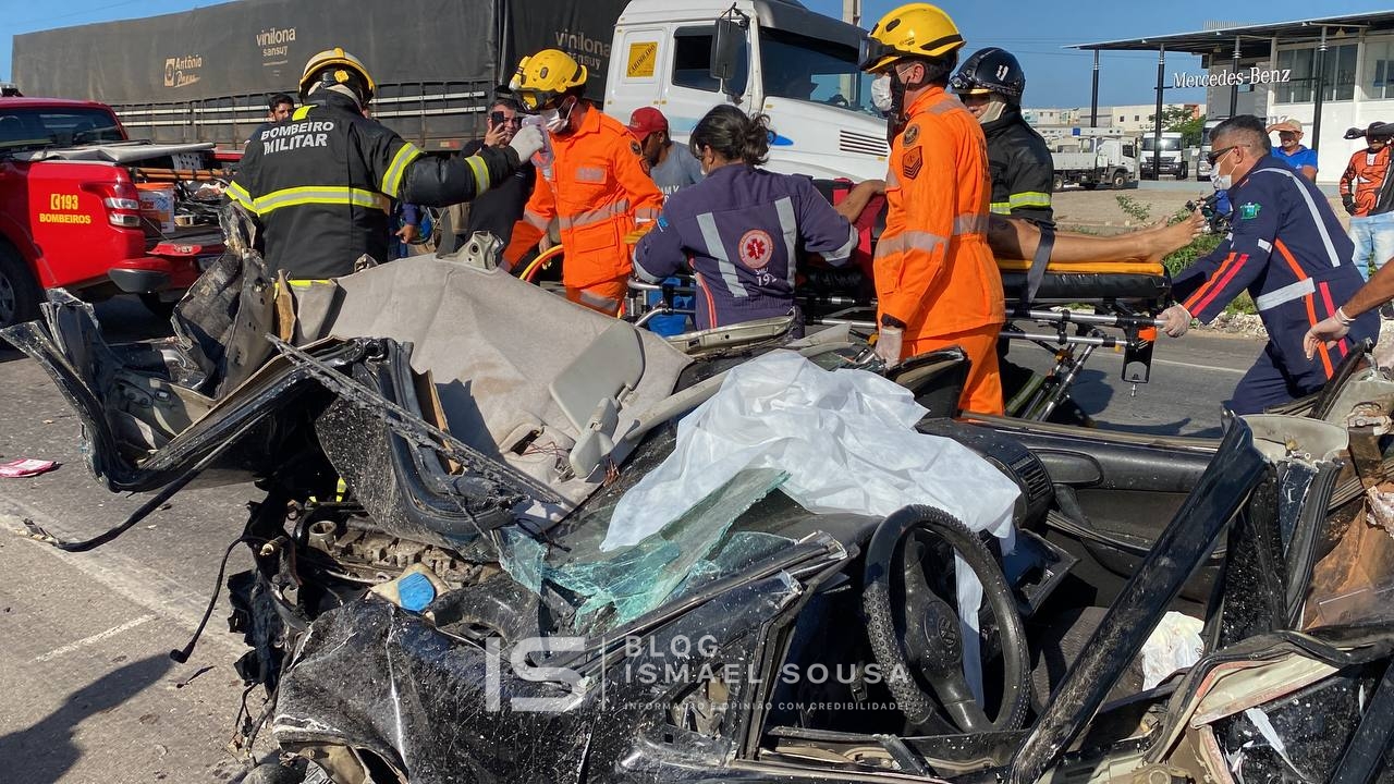 Mulher fica presa às ferragens em grave acidente na BR-304 em Mossoró
