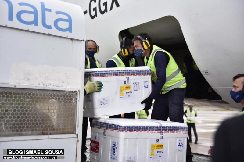 AviÃ£o com 30 mil de doses da vacina de Oxford acaba de chegar ao RN