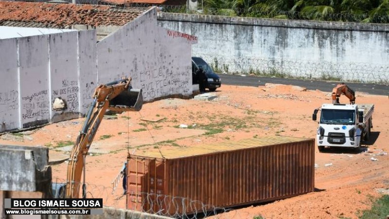 PM ergue muro de contÃªineres para separar facÃ§Ãµes rivais em AlcaÃ§uz