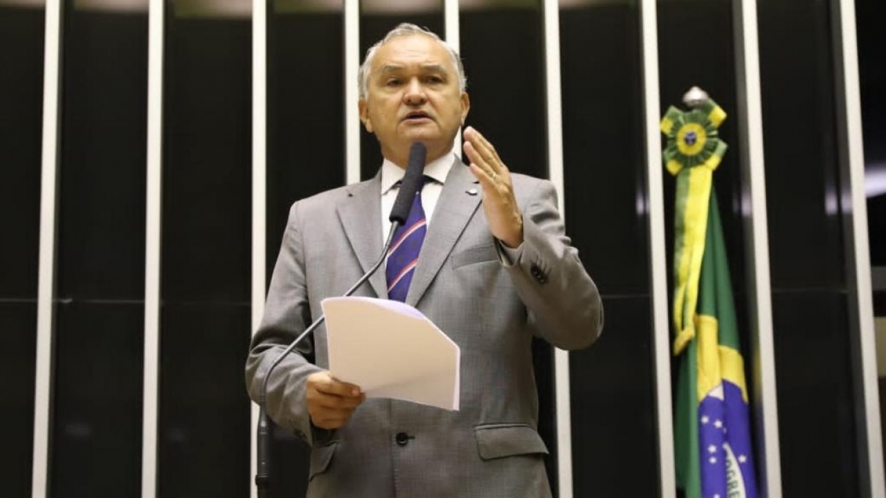 General Girão protocola projeto que pune com prisão quem ultrajar à Bandeira do Brasil