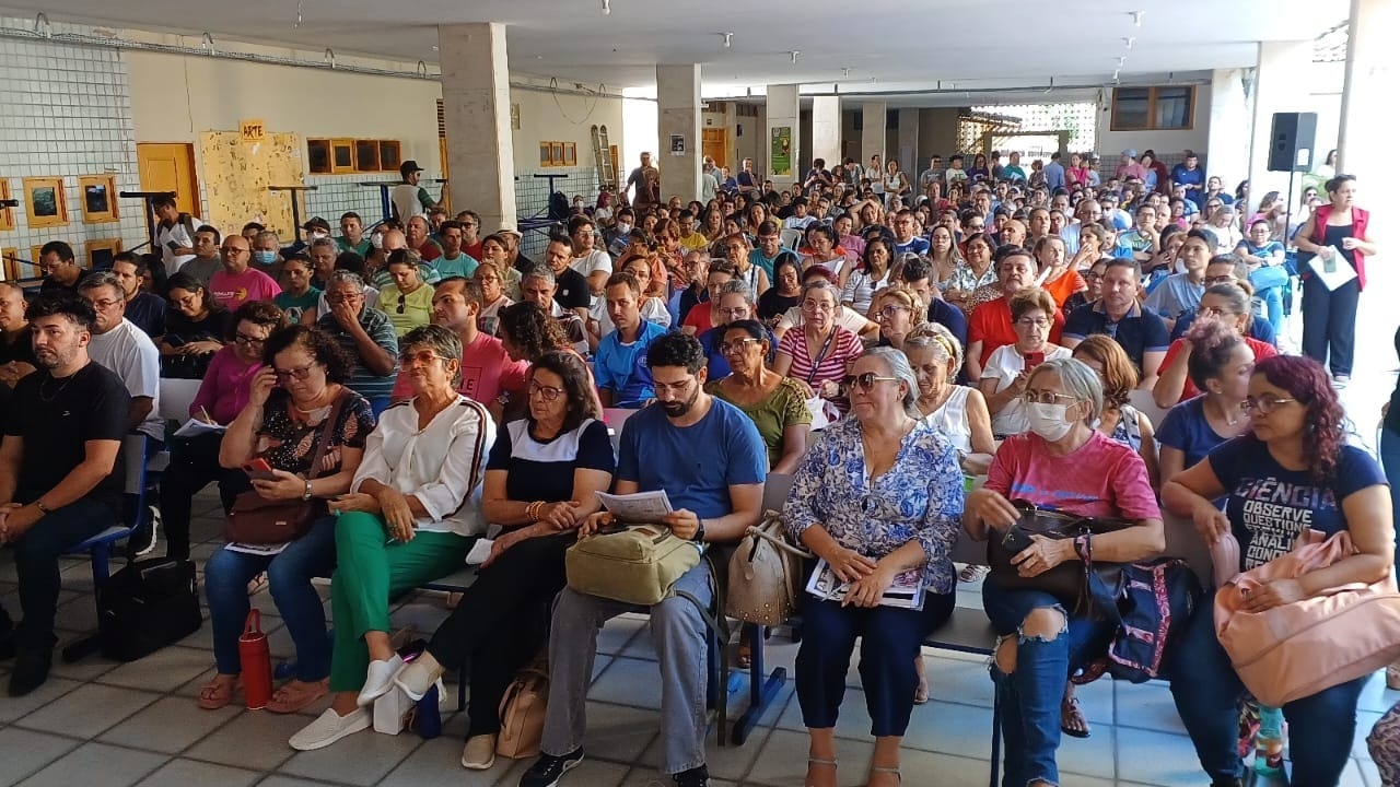 Em protesto contra proposta do Governo, professores aprovam indicativo de greve para sexta
