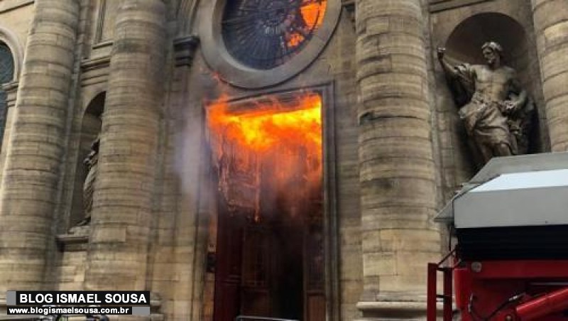 A mÃ­dia nÃ£o mostra, mas doze igrejas catÃ³licas foram atacadas na FranÃ§a no Ãºltimo mÃªs