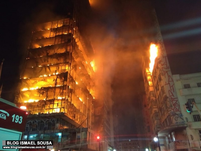 VÃDEO: PrÃ©dio desaba durante incÃªndio no centro de SP