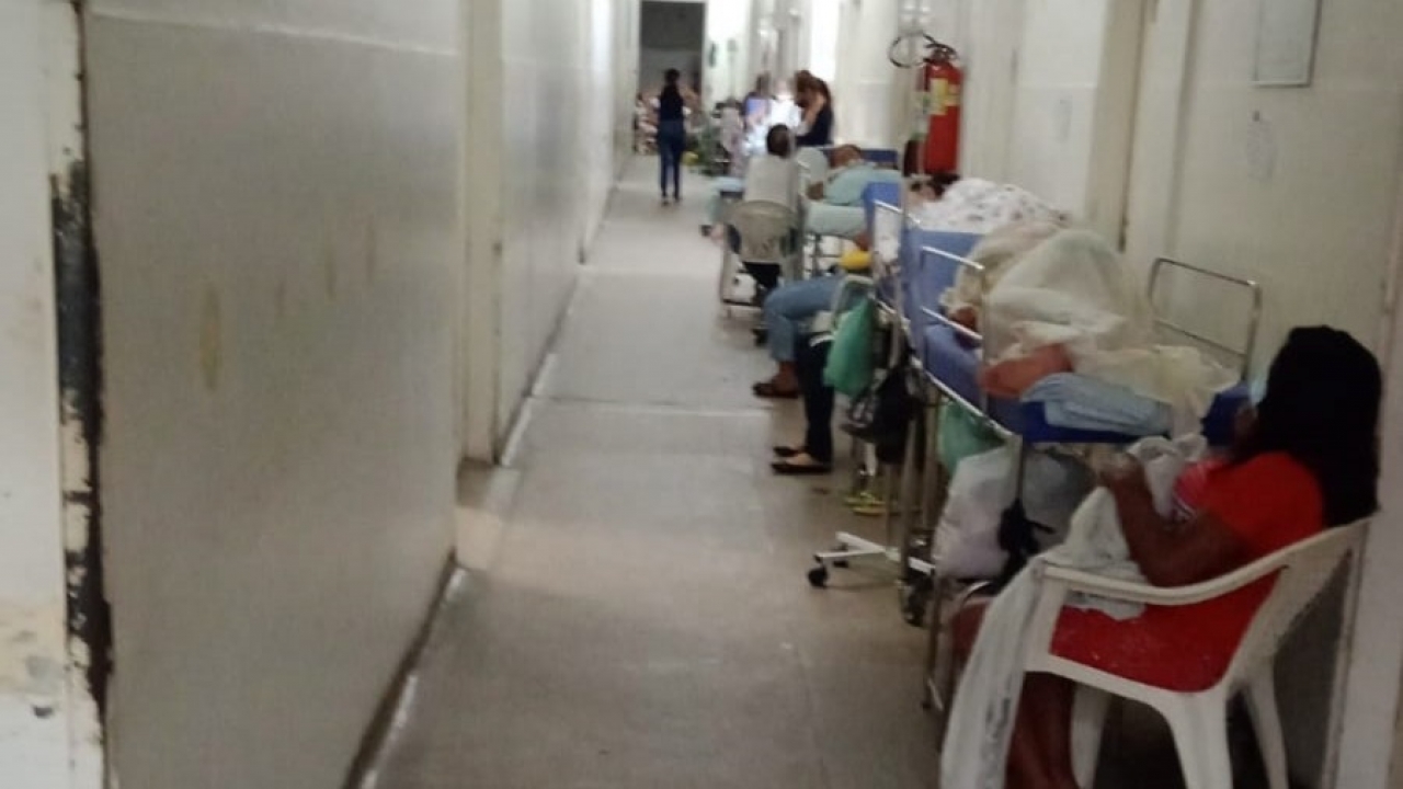 Técnicos de enfermagem realizam parada cobrando melhores condições de trabalho no HRTM