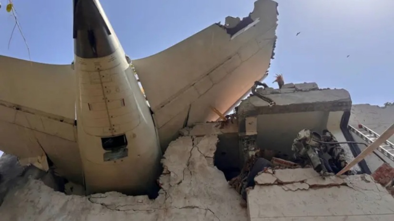 Avião com 242 pessoas cai na Índia e deixa mais de 200 mortos