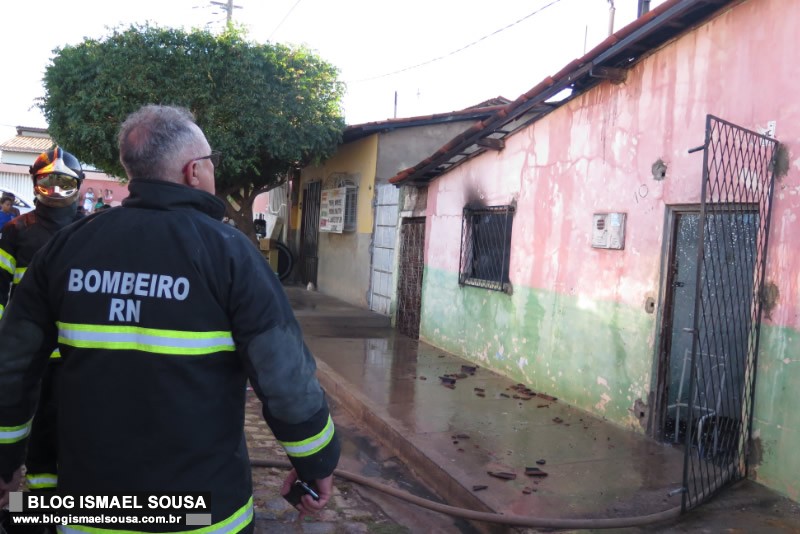 IncÃªndio em casa no Santa Delmira mobiliza bombeiros e vizinhos evitam falar sobre assunto
