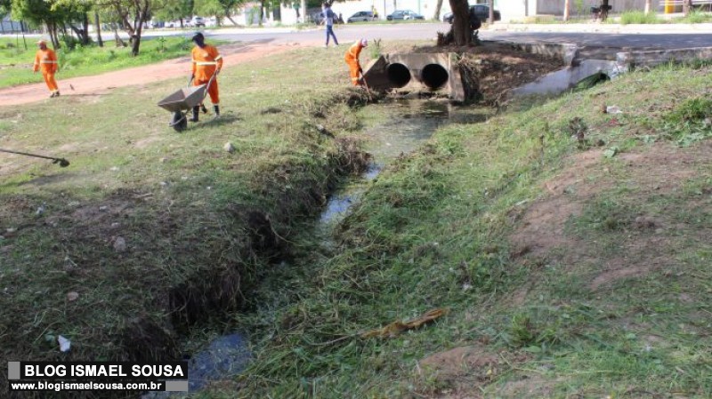 Infraestrutura executa serviÃ§os de limpeza nas imediaÃ§Ãµes da Avenida Abel Coelho