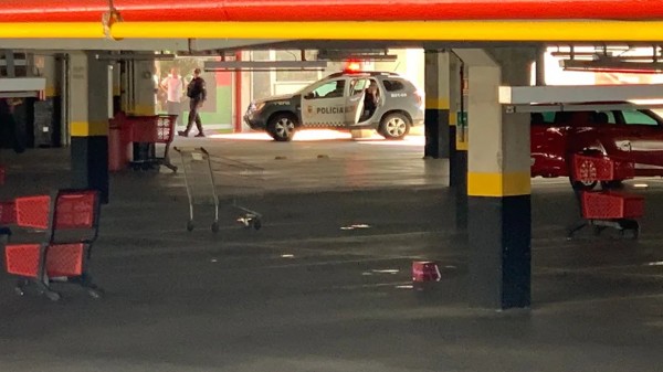 Suspeita de artefato leva esquadrão antibombas a explodir caixa de chocolate em supermercado de Natal