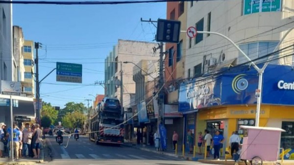 Caminhão cegonha derruba fiação e promove caos no Centro de Mossoró