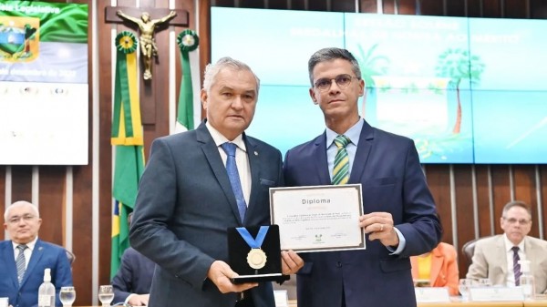 General Girão recebe a medalha Mérito Legislativo da AL representando o presidente Bolsonaro