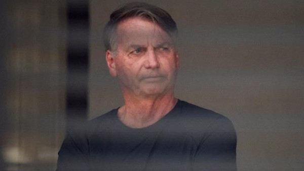 PF pede a Moraes policiais dentro da casa de Bolsonaro para evitar fuga