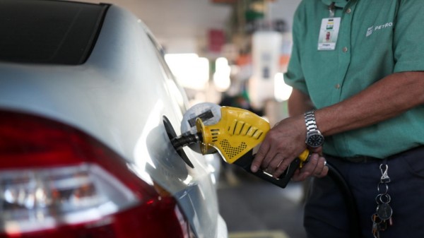 Petrobras reduz preço da gasolina em R$ 0,20 a partir de amanhã nas refinarias