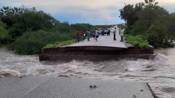 Forte chuva destrói trecho da RN-117 entre Caraúbas e Olho d'água dos Borges