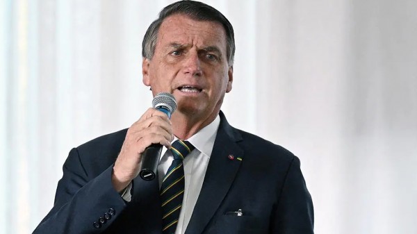 Bolsonaro lamenta atos em Brasília e diz que pretende antecipar volta ao Brasil