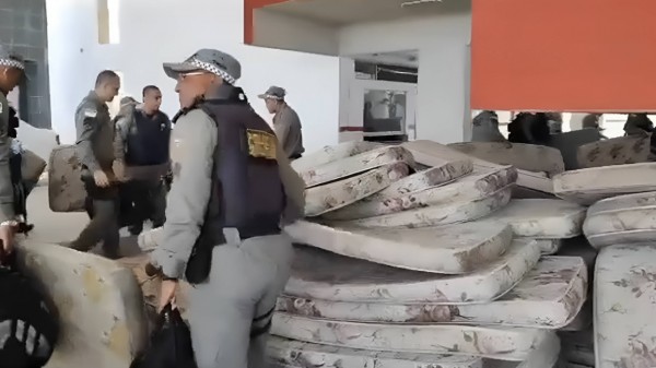 Humilhante: PMs que atuam na segurança do São João de Assú dormem em colchonetes 