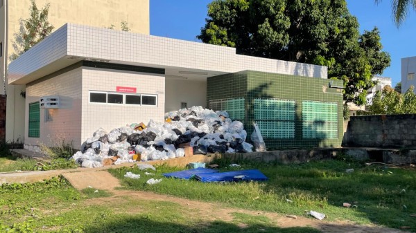Sem pagamento a empresa, lixo se acumula no Hospital Tarcísio Maia