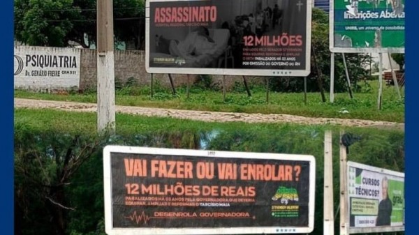 Styvenson espalha outdoors em Mossoró cobrando aplicação de emenda de R$ 12 milhões para o HRTM
