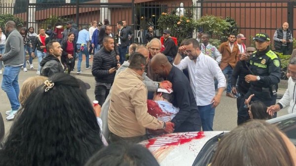 Pré-candidato de direita à presidência da Colômbia é baleado em evento de campanha em Bogotá