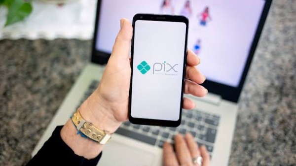 Alerta: Novo golpe financeiro começa te pagando R$ 20 reais no Pix
