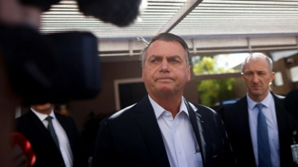 Moraes autoriza apreensão de passaporte de Bolsonaro, mas PF não cumpriu decisão