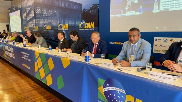 Prefeitos se reúnem em Brasília para reivindicar aumento do FPM