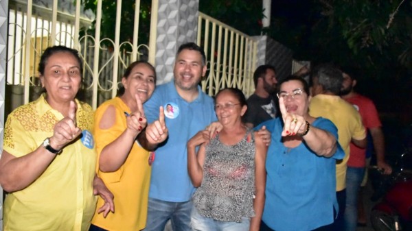 Beto Rosado realiza caminhada pelas ruas de Martins