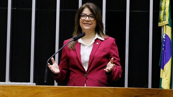 Carla Dickson assina CPI do abuso de autoridade e encerra mandato de forma honrosa