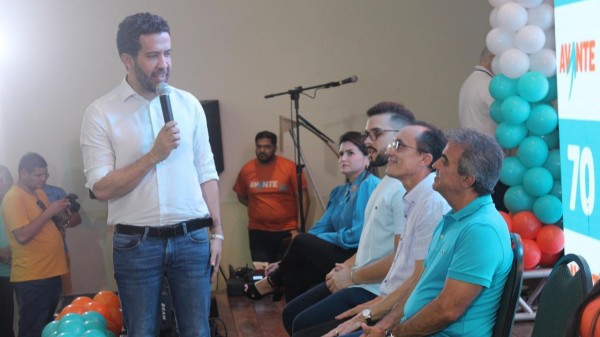 Janones diz que vai retirar candidatura para apoiar Lula